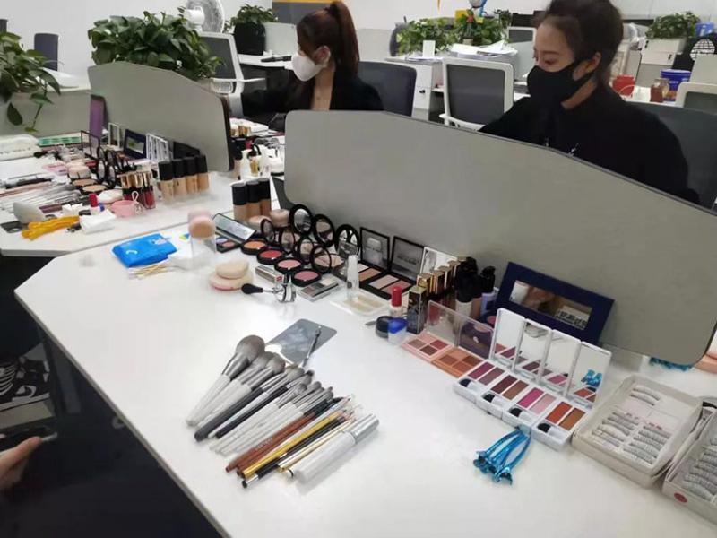 丽妍学校助力“2021年全国人力资源市场高校云招聘”化妆造型